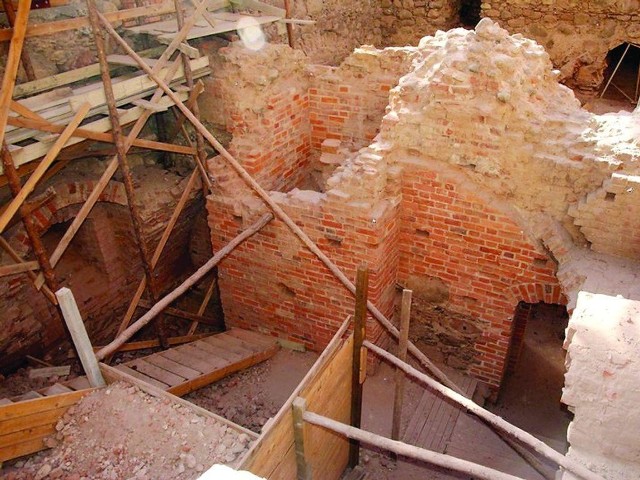 Prace archeologiczne na zamku w Człuchowie przerwano na razie z powody pogody