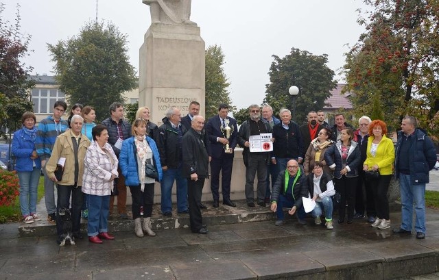 Uczestnicy rajdu na proszowickim Rynku