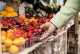 GIS ostrzega: wirus żółtaczki pokarmowej i pałeczki Salmonelli w polskich supermarketach. Zobacz, czy kupowałeś ostatnio te owoce i sałatkę?