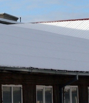 Śnieg spadający z dachu bywa problemem