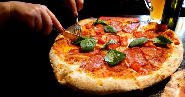 Ulubiona pizza poza doznaniami smakowymi może jednak przysporzyć pewne problemy. Co się dzieje po zjedzeniu pizzy? Sprawdź!Sprawdź naszą galerię ---->