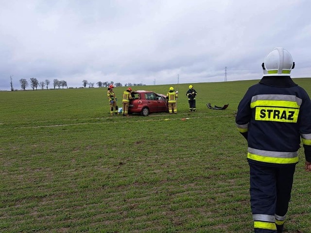 Renault wypadł poza jezdnię i dachował w gminie Papowo Biskupie