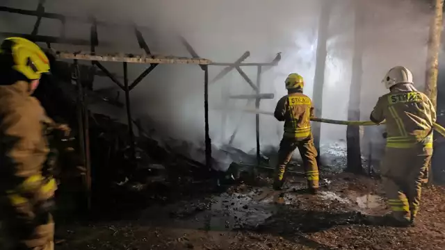 Z ogniem na terenie kempingu w Chłapowie walczyli w nocy s soboty na niedzielę strażacy zawodowi i ochotnicy. Spłonęła wiata, dwa samochody, uszkodzony został też kamper.