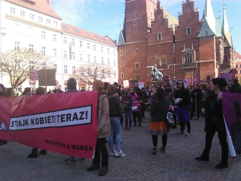 Manifa i antymanifa we Wrocławiu. Spokoju pilnowała policja (ZDJĘCIA)