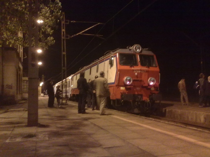 Unieruchomiona lokomotywa pociągu Intercity Górnik