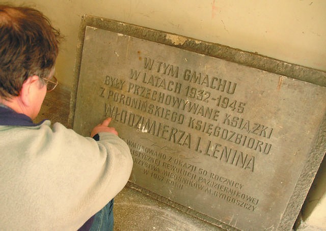 Tablicę, która dziś leży w małej komórce biblioteki, pokazał nam Jerzy Tomczak