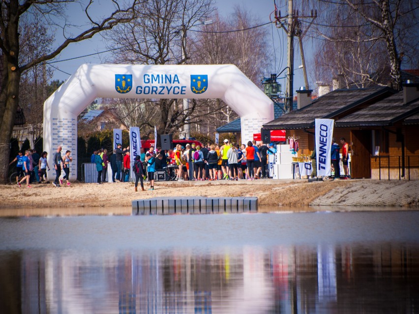 W Gorzycach biegacze i pasjonaci nordic walking otworzyli wiosenny sezon. Zawodnicy wsparli też bezdomne zwierzęta. Zobacz zdjęcia i wyniki 