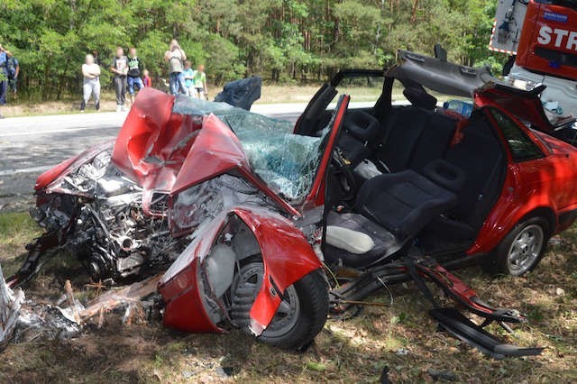 W wypadku w Górsku auto uderzyło w drzewo. Z pojazdu zostało niewiele