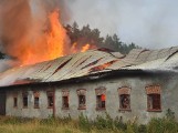 Pożar w Barnowie w gminie Kołczygłowy. Płonie budynek inwentarski. 20.07.2020 r. Wszystkie zwierzęta ewakuowane. Na miejscu 14 zastępów