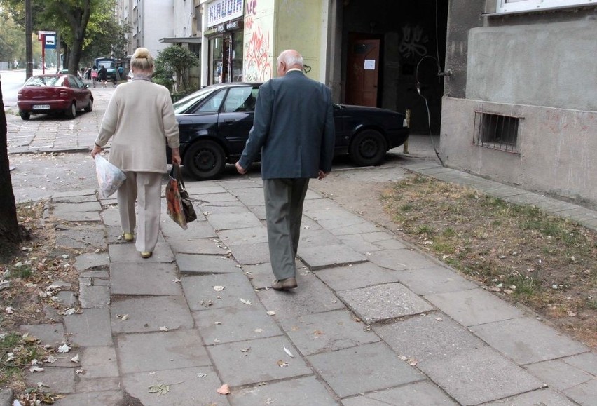 Ciężko chodzić po chodniku zwłaszcza starszym osobom.