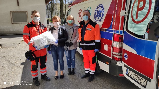 Dziś, 17 kwietnia radni gminy Płużnica przekazali medykom ze szpitala w Wąbrzeźnie 800 maseczek i 10 kombinezonów ochronnych