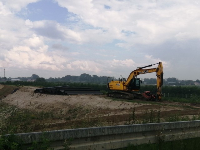 W powiecie sandomierskim wznowiono prace na wałach w ramach ochrony przeciwpowodziowej Sandomierza.