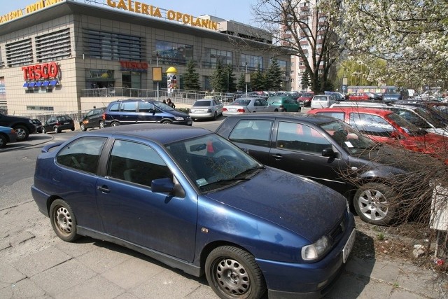 Ekonomista: "Darmowy parking, chociażby przez pierwszą godzinę, daje konkurentom Opolanina przewagę konkurencyjną"