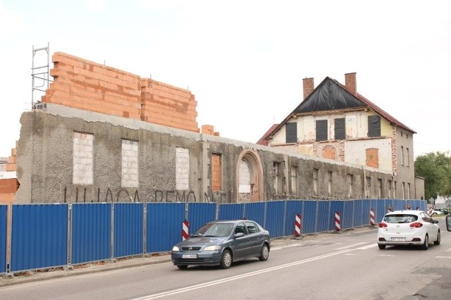 W Oleśnie będzie Lidl z zabytkową kaplicąLidl będzie miał 800 metrów kwadratowych powierzchni, kolejne 432 m kw. zajmują pomieszczenia socjalne i magazyny.Budynek będzie wysoki na 15,65 m, długi na 53 m i szeroki na 29 m. Supermarket stoi na 44-arowej działce narożnej w rejonie ulic: Lompy, Mostowej i Wielkiego Przedmieścia. Wejście i wjazd dla samochodów będzie od strony ul. Lompy. Drogą dojazdową do Lidla stanie się ślepy odcinek ul. Lompy (koło straży pożarnej). Przy Lidlu będzie 23 miejsc parkingowych, a w pasie ul. Lompy kolejnych 15 miejsc. Będzie też stojak na rowery.