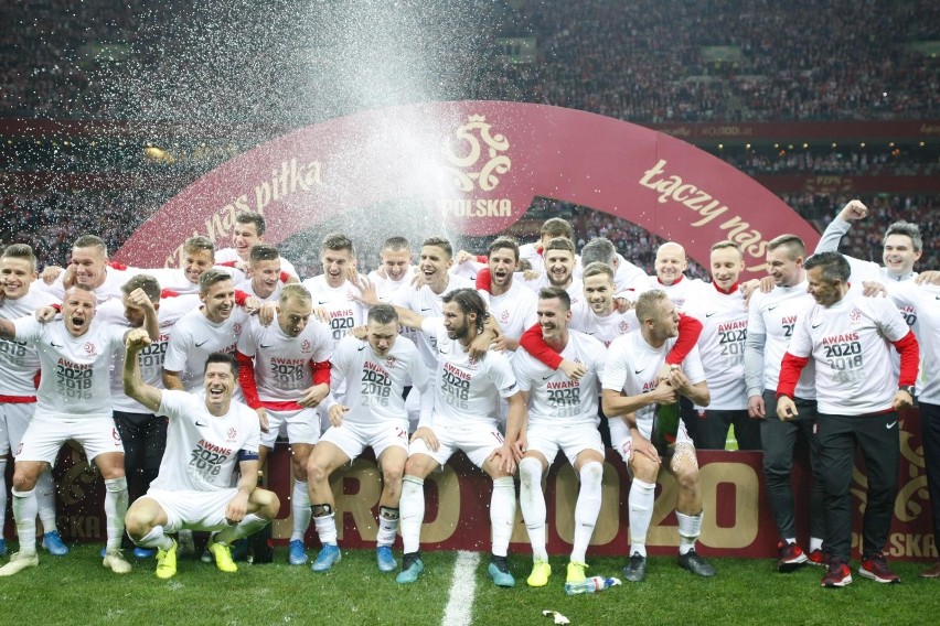 Radość piłkarzy i trenerów po zwycięskim meczu z Macedonią