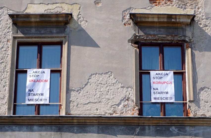 Okna kamienicy przy Grodzkiej 16 zakryły się plakatami. „Stop korupcji na Starym Mieście" - o co chodzi?