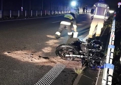 Groźny wypadek na obwodnicy Miękini. Motocyklista rozbił się na barierkach 