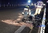 Groźny wypadek na obwodnicy Miękini. Motocyklista rozbił się na barierkach 