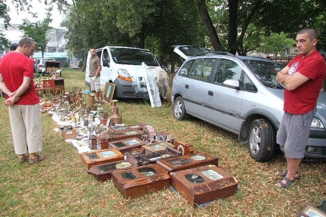 Pan Sylwester przyjechał na giełdę  z zegarami z Francji.