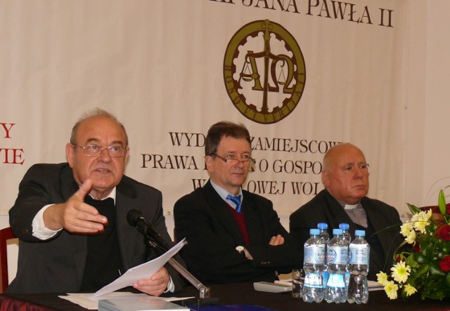 Z lewej ks. prof. dr hab. Janusz Mariański na konferencji w Stalowej Woli.