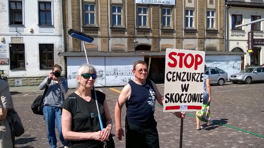 Demonstracja KOD w Skoczowie: burmistrz zakazał wywieszania plakatów organizacji
