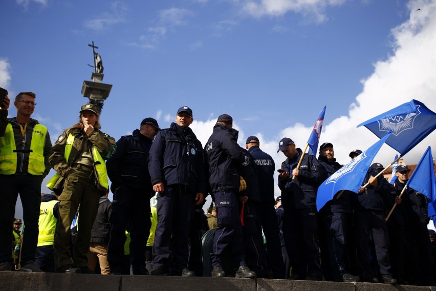 Protest policjantów w Warszawie. Mundurowi domagają się...