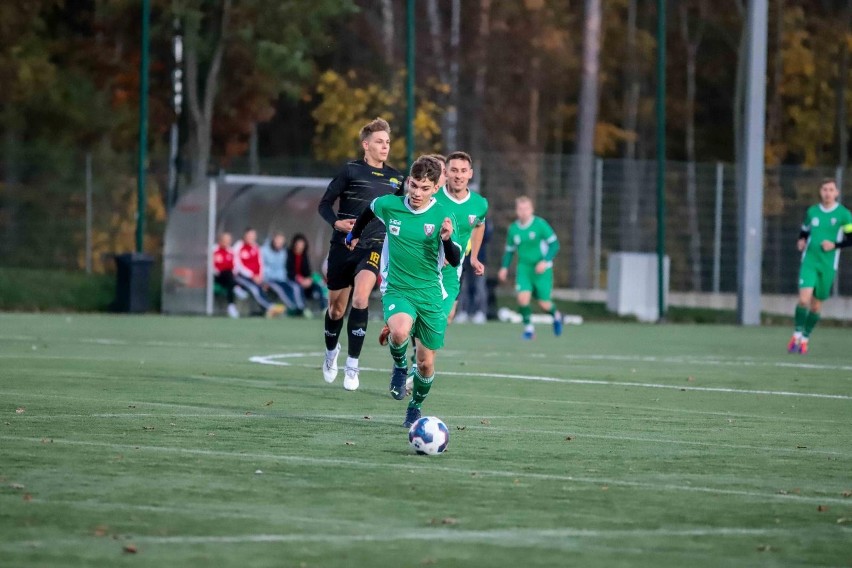 Sparta Augustów (zielone stroje) przewodzi w Keeza Klasie...