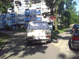 Parkujace samochody zastawiają drogę pożarową przed blokiem przy ulicy Chopina - informuje internauta