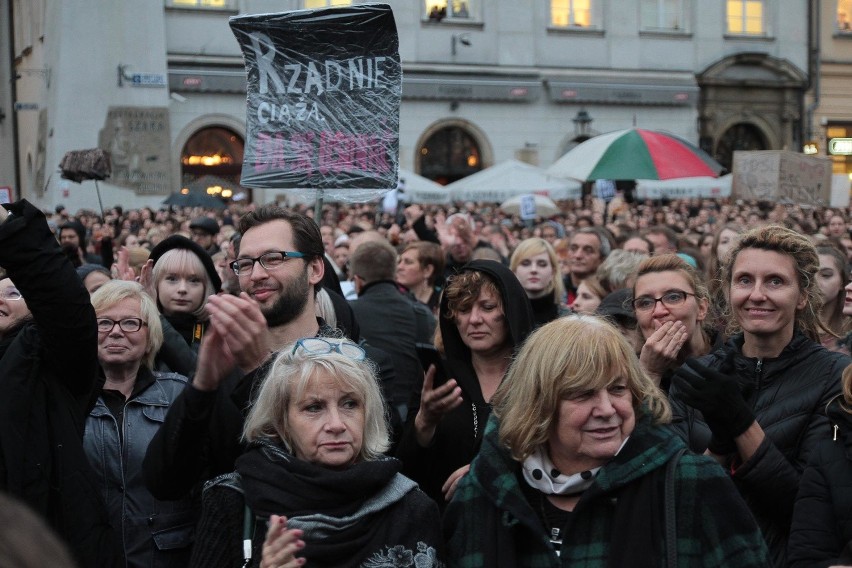 Czarny Protest w Krakowie [ZDJĘCIA, WIDEO]