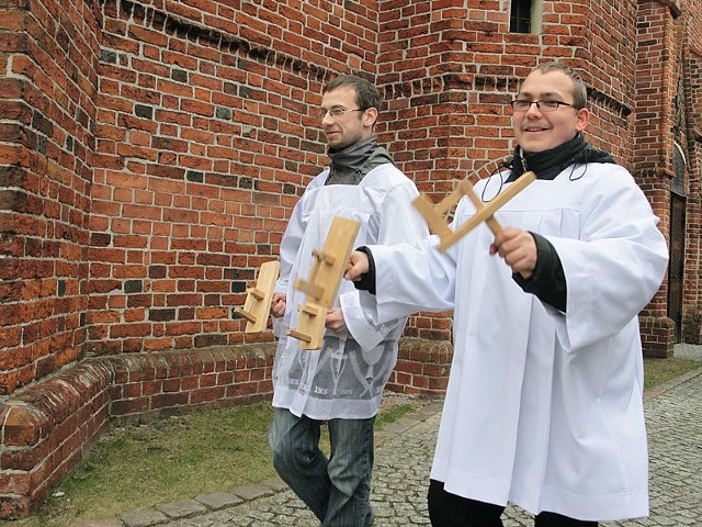 Na nabożeństwo do Bazyliki dziś zamiast dzwonów, nawoływano drewnianymi kołatkami