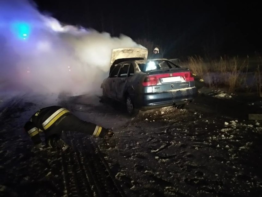 Gmina Przytyk. W Słowikowie strażacy walczyli z pożarem samochodu 