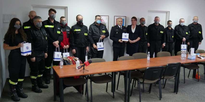 Pulsoksymetry dla strażaków z Państwowej Straży Pożarnej w Ostrowcu i 12 jednostek ochotniczych 
