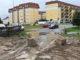 Zabłocona i zalana wodą ulica Mochackiego i Rejtana w Słupsku