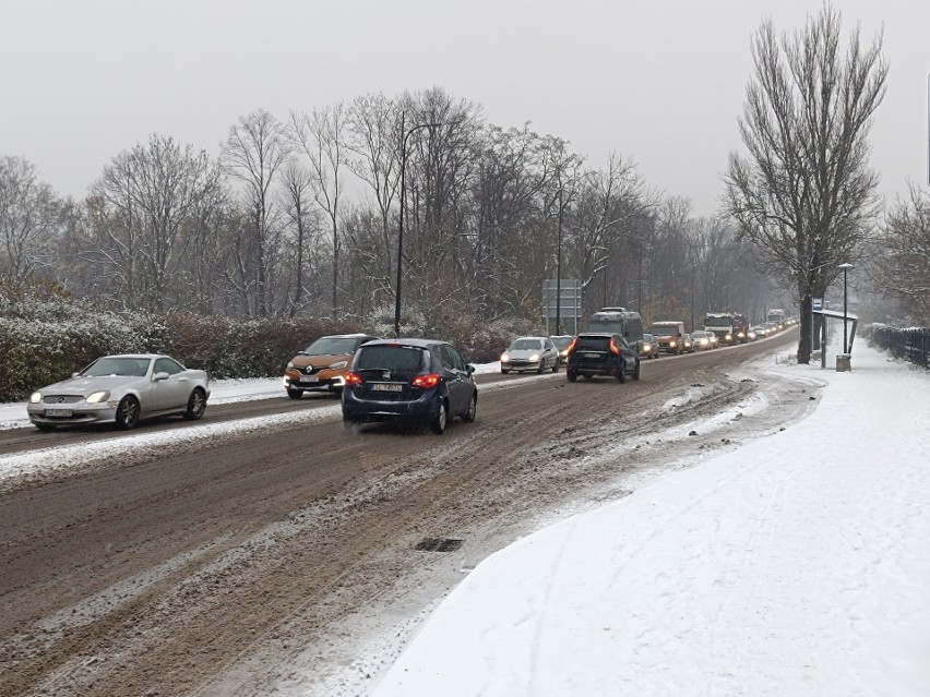 Zima w Rudzie Śląskiej - warunki na drogach są złe.