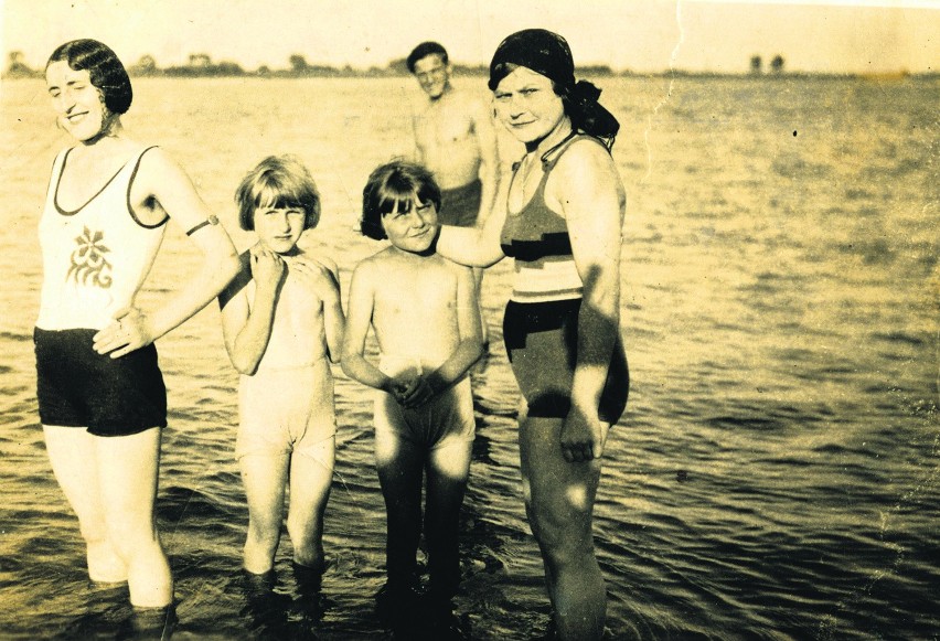 Na plaży w Warszawie. Alina druga od lewej