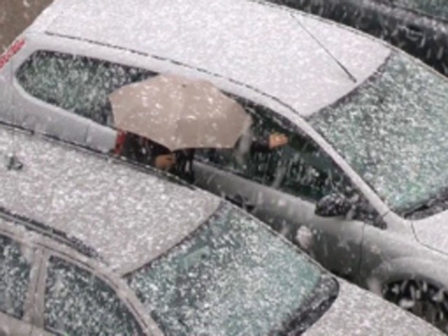 W poniedziałek znów będzie silnie wiało i  będzie padać deszcz, a na wschodzie deszcz ze śniegiem. Temperatura wszędzie powyżej zera. Ciśnienie rośnie.