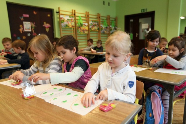 Przez trzy dni przedszkolaki czuły się jakby były w szkole. Miały prawdziwą klasę z ławkami i tablicą oraz lekcje, które kończyły się dzwonkiem.