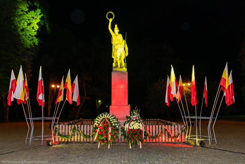 Przedstawiciele miasta Białystok złożyli kwiaty przed...