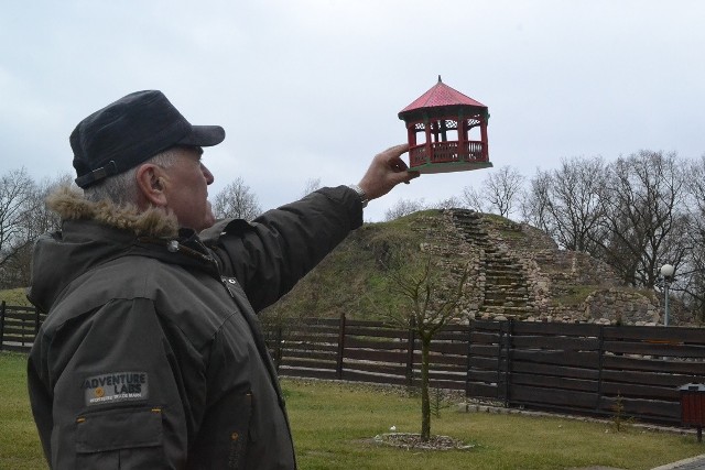 Jerzy Ceglarek, który nadzoruje prace w Parku Krasnala 2 obrazuje, gdzie będzie znajdowała się altana. W_środku znajdą się m.in. wielkie akwaria z rybami, z góry będzie też spływać woda...