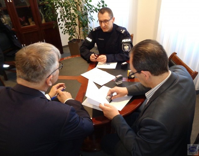 Podpisanie porozumienia w sprawie dodatkowych patroli policyjnych w Kluczborku.