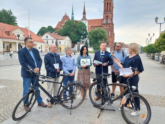 25 maja 2023 roku mieszkańcy Białegostoku, w tym seniorzy oraz radni klubu PiS zachęcali białostoczan do składania wniosku na dotację do zakupu ekorowerów. Teraz jest to niemożliwe, bo uchwalę rady miasta uchyliła RIO