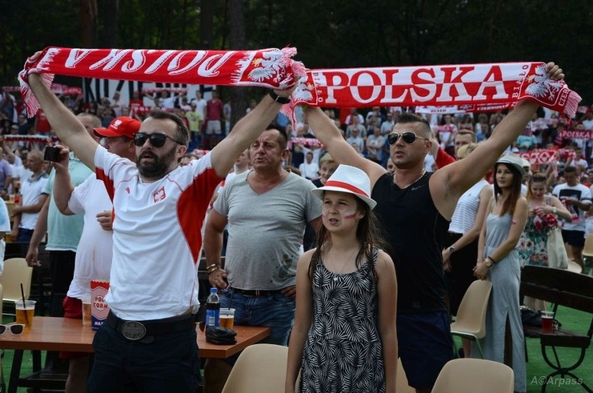 Fani tradycyjnie odśpiewali hymn na stojąco.