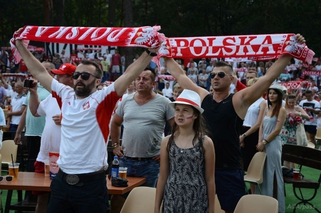 Fani tradycyjnie odśpiewali hymn na stojąco.