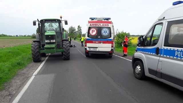 Do tragicznego wypadku doszło 2 maja o godz. 8.16 w miejscowości Leszczynek. Drogą krajową numer 60 jechał 80-letni motocyklista, mieszkaniec powiatu kutnowskiego. Mężczyzna z niewiadomych przyczyn wjechał w tył ciągnika rolniczego z przyczepą, który stał na poboczu drogi. POLECAMY PAŃSTWA UWADZE:Zdjęcie Popka przed przerażającą metamorfozą trafiło do sieci Najniebezpieczniejsi przestępcy w Łodzi [zdjęcia] Czy umiesz przeklinać po Łódzku [QUIZ] TOP 10 pizzerii w ŁODZI według portalu TripAdvisor [ZDJĘCIA, MAPY] Anna Mucha nago! Sesja z Playboya [zdjęcia] Kibice Widzewa, kibice ŁKS - archiwalne zdjęcia Konkurs Miss Lata 1984 roku na Fali (zdjęcia) Gdzie się zarabia najwięcej woj. łódzkim? [RANKING] Kiedy zmiana czasu? Zobacz, kiedy przestawiamy zegarki 