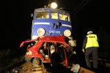 Tragiczny wypadek pod Piotrkowem. Samochód wjechał pod pociąg  [ZDJĘCIA]