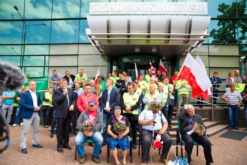Protest rolników przed Urzędem Marszałkowskim w Białymstoku...