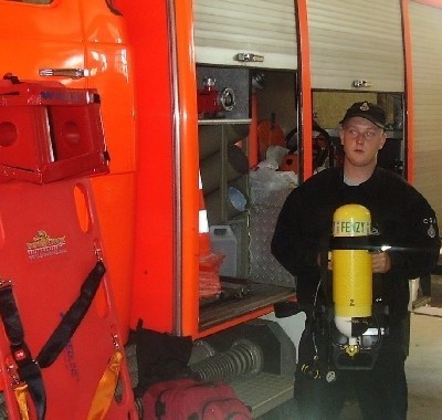 Grzegorz Olszewski demonstruje specjalistyczny sprzęt ratowniczy. Strażacy sami przystosowali jeden z wozów bojowych do celów ratownictwa. Teraz służy on nie tylko do gaszenia pożarów.