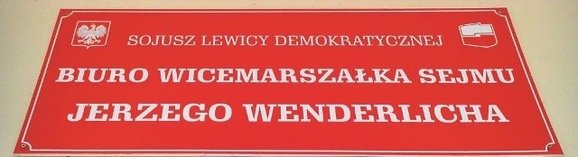 Taka tablica widnieje na budynku przy Szosie Chełmińskiej w Toruniu