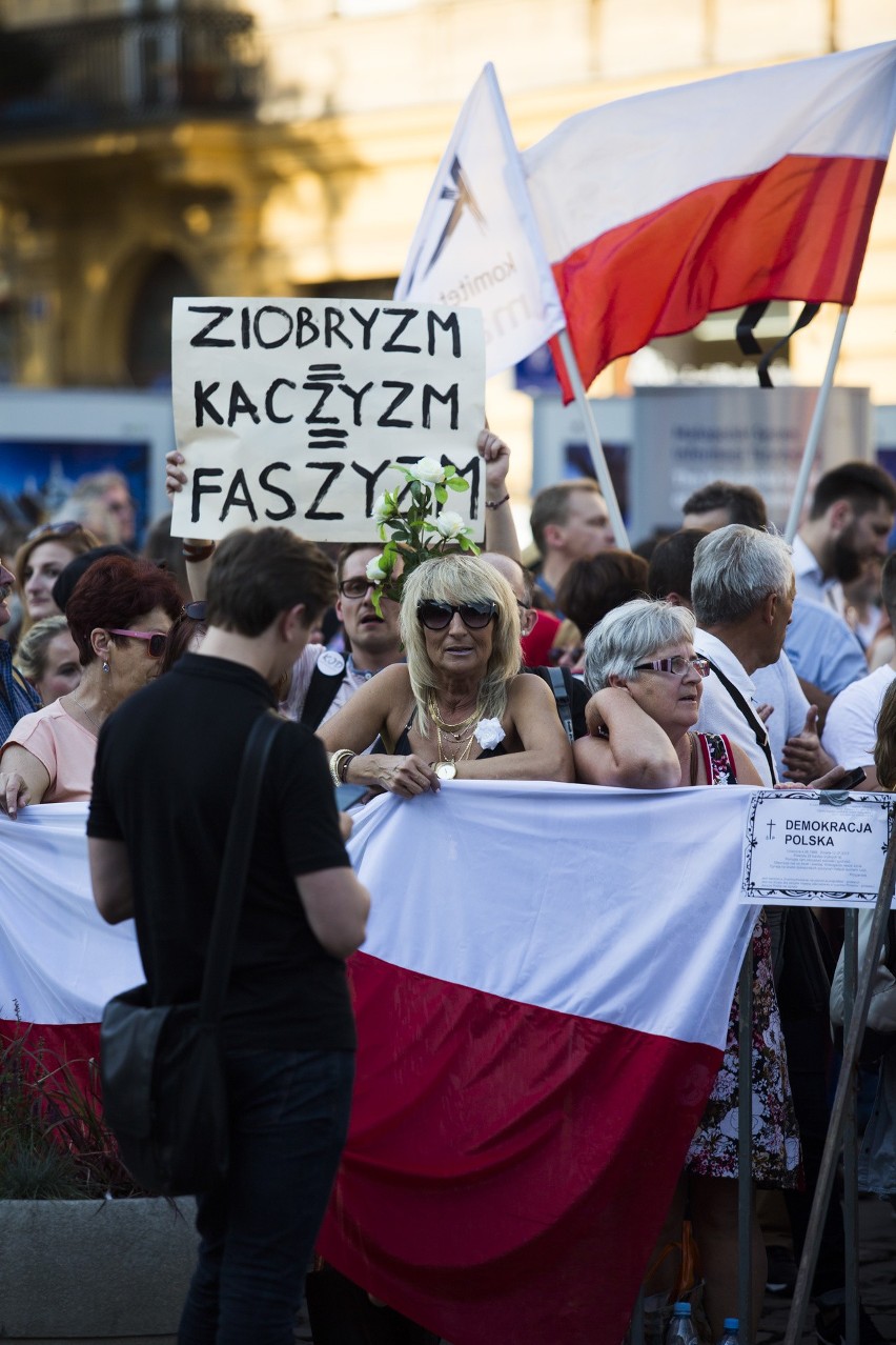 Kolejne protesty pod Wawelem w miesięcznicę pochówku Lecha i...