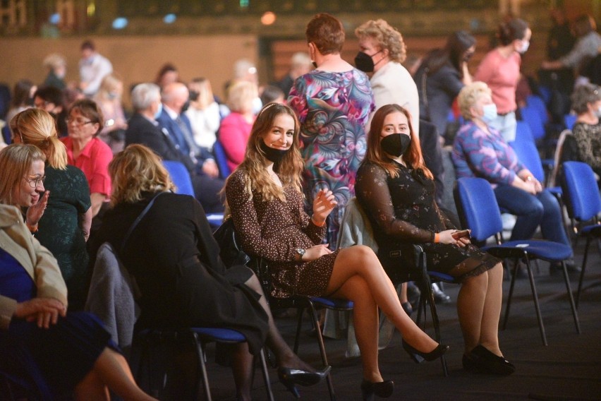 Toruń. Gwiazdy zaśpiewały na koncercie "Nie ma jak u mamy"....